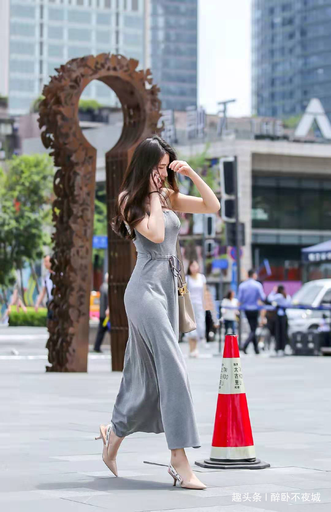 饱和度 街头美女吊带灰色长裙,迎风吹来的样子更美了!