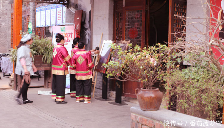 鸿恩寺一座千年的古寺庙，屹立于城市繁华一角，山环水抱，却人迹罕至