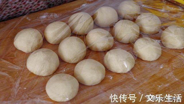 面团|开水烙玉米面饼，一次烙15张，又薄又软不用油，低脂营养又好吃