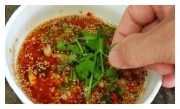 大厨教你万能凉拌汁的做法，香辣开胃，拌什么凉菜都好吃