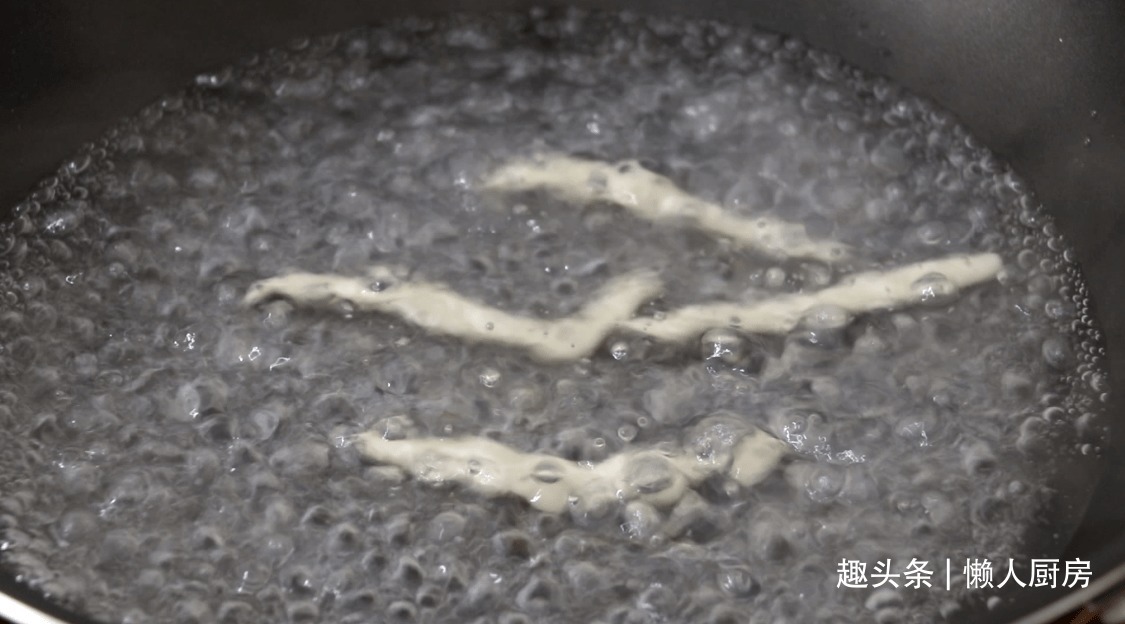 土豆别再炖肉了,教你一个新吃法,好吃到停不下来,比吃肉香!