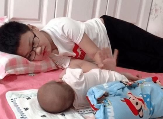 暖哥哥|全网“最暖哥哥”照顾二胎走红，网友：这样的儿子，给我来一打
