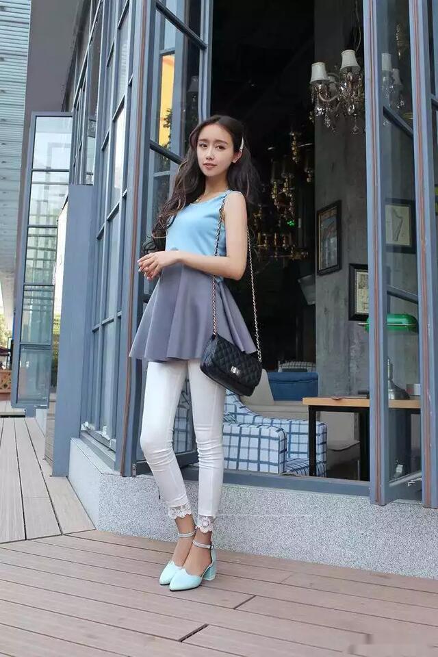 小蛮腰|街拍,搭配蓝棕的格子条纹裤,既显瘦又显腿长