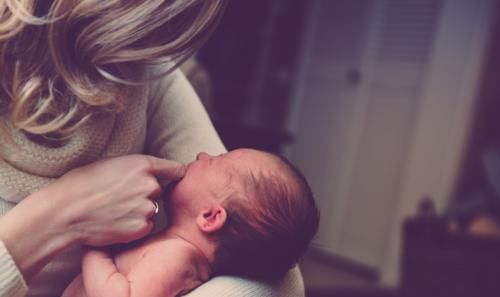 婴儿|小婴儿早上先吃饭还是先喝奶，家长不能一概而论，要根据月龄判断