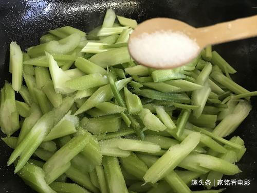 鲜爽可口的西芹炒肉，好吃可口，营养美味