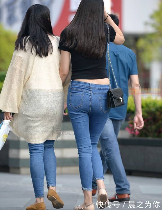 紧身牛仔裤 紧致身材的牛仔裤美女,秀出曼妙的腰身,尽显十足魅力!