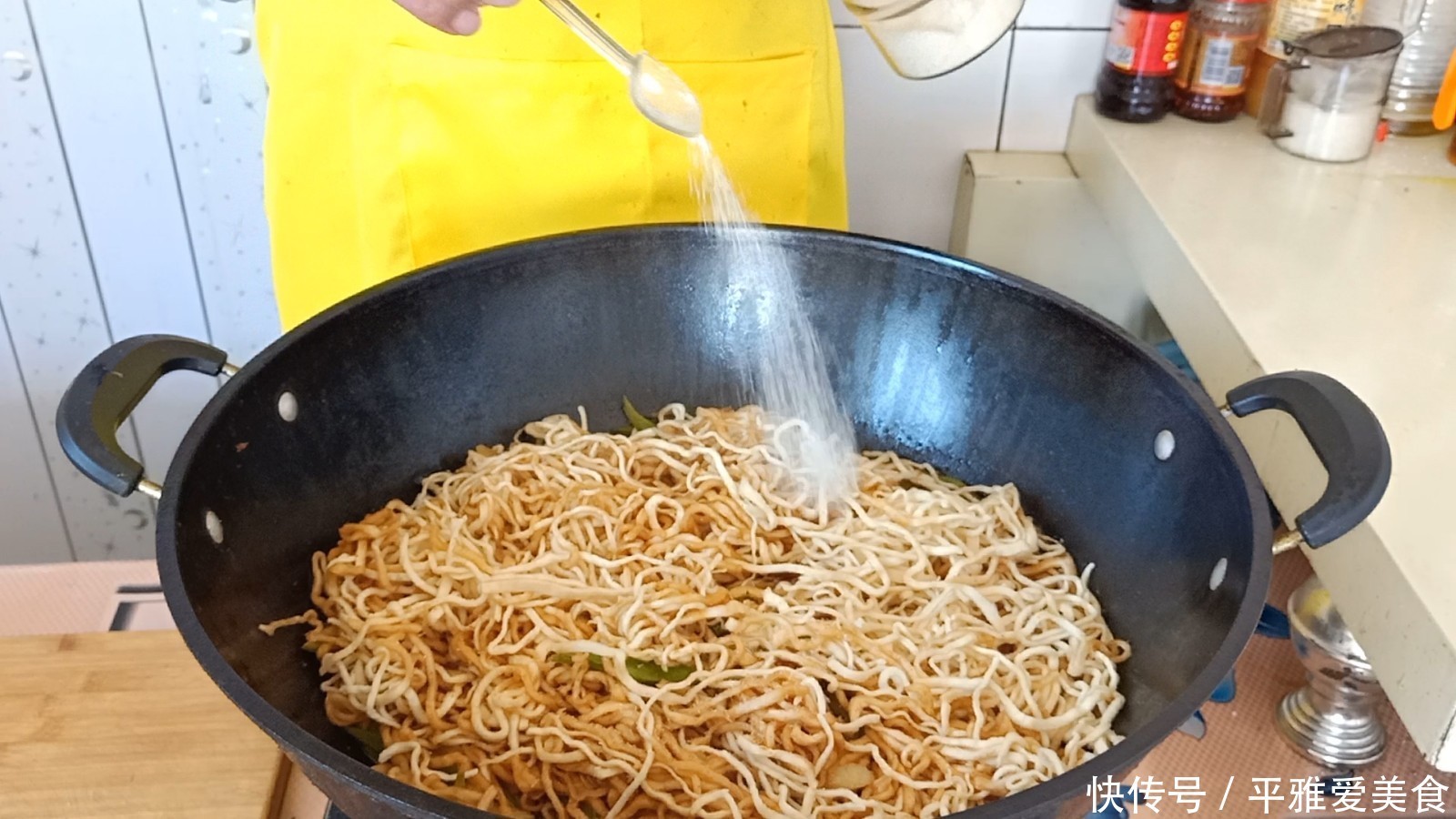  是用|饭店的铁锅焖面好吃，原来都是用的此技巧，以前真的是做错了