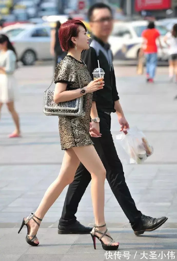 小姐姐 美女街拍:女人搭配高跟鞋,显得时尚又充满魅力