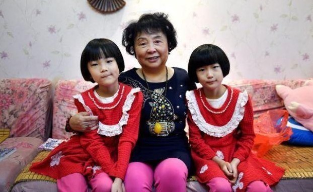 高龄|晚年丧女,6旬老人不听劝告生双胞胎女儿,11年过去,现怎样了