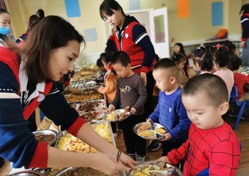 幼儿园老师|交着天价伙食费，孩子却吃着贫民餐，宝妈怒了：钱都花哪去了？