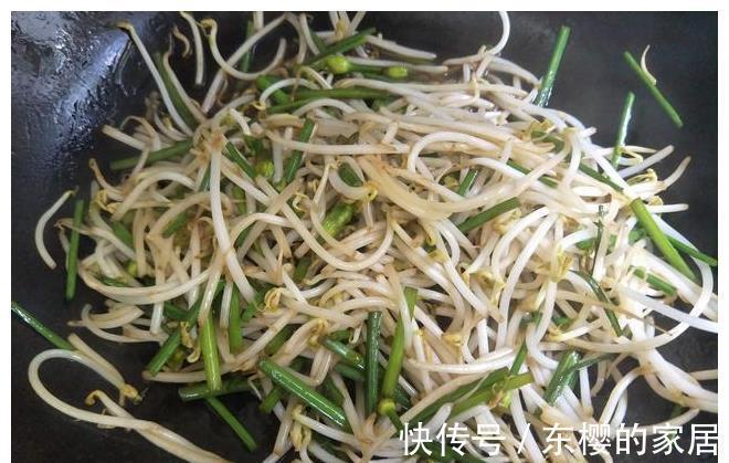 炒绿豆芽|炒绿豆芽时，多加1道蔬菜，味道好营养佳，家人很爱吃