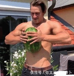 撸铁|臂围45cm,二头肌似小山包的猛汉奶爸,还自带肌肉抽筋绝活