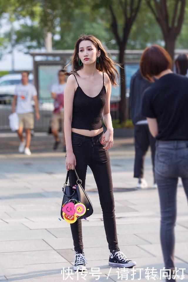  牛仔裤|时尚穿搭黑色吊带上衣+黑色牛仔裤，这样穿搭显腿长