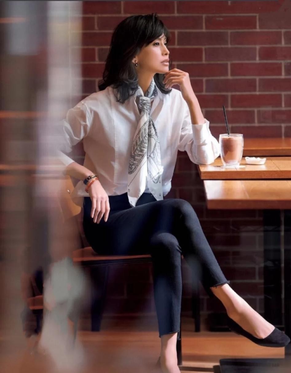 舒适感|50+的女人该明白了,学会为搭配做“减法”,你才能美得高级