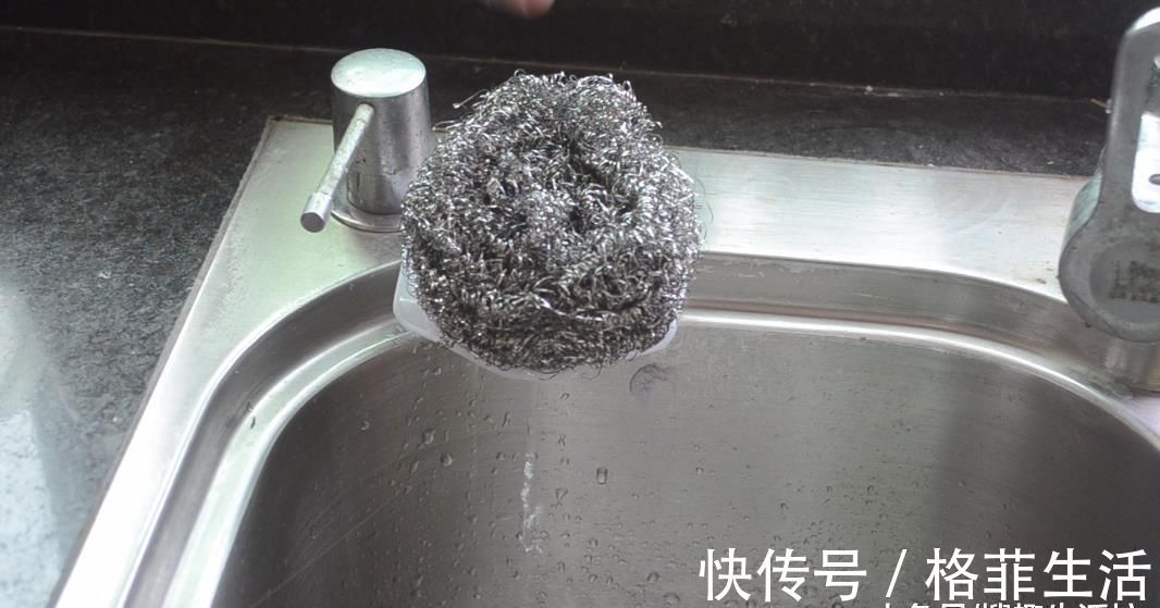 洗菜池边上放一个油桶提手, 作用太棒了, 解决了很多家庭的烦恼