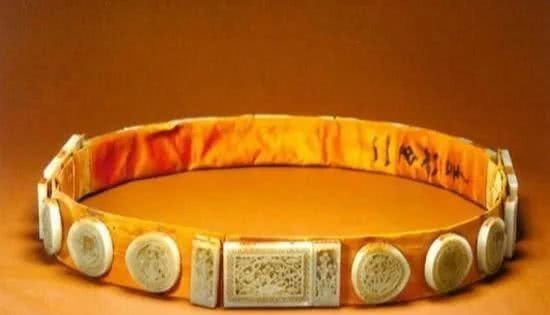 龙纹|云龙纹金镶玉带板,比“爱马仕”腰带更难拥有的限量品