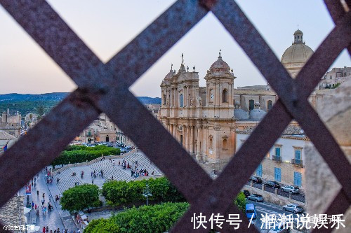 阳台|意大利“隐世古城”，巴洛克建筑遍布全城，最美地标是“阳台”