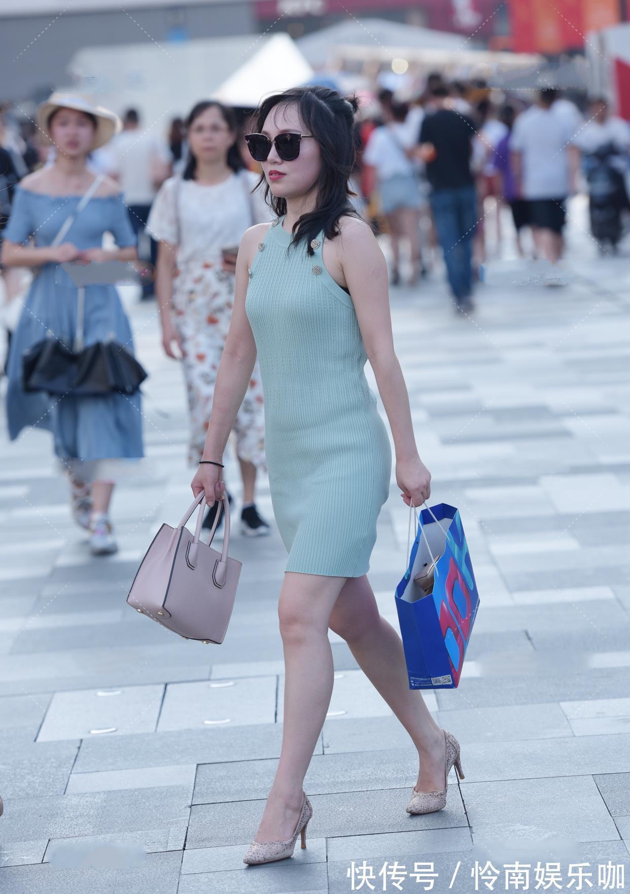 针织连衣裙 薄荷绿针织裙,搭配樱粉色鞋包,充满时尚生命力的清爽穿搭