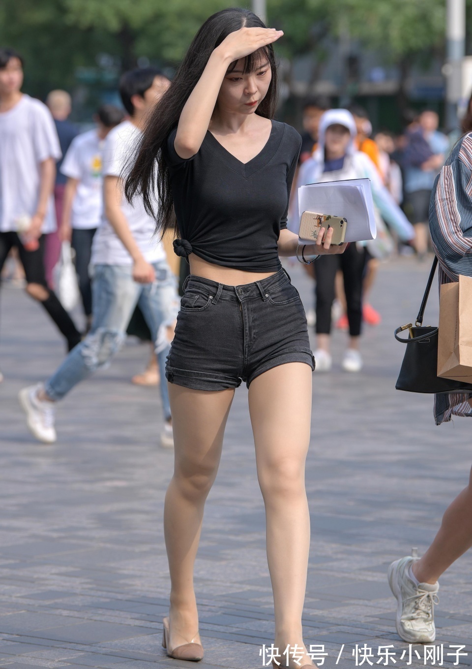 女孩|小姐姐身穿黑色紧身短袖,搭配黑色牛仔短裤,走在街上很自信大方