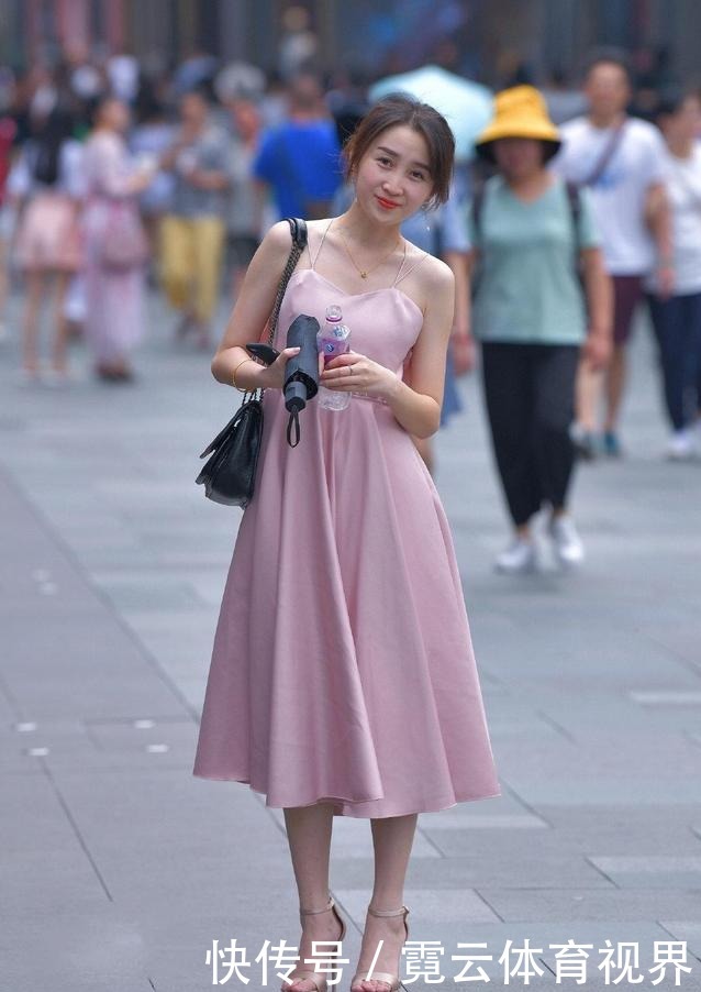 不喜欢裤子的束缚那就选择一条A字裙吧,可以让你摆脱庸俗感