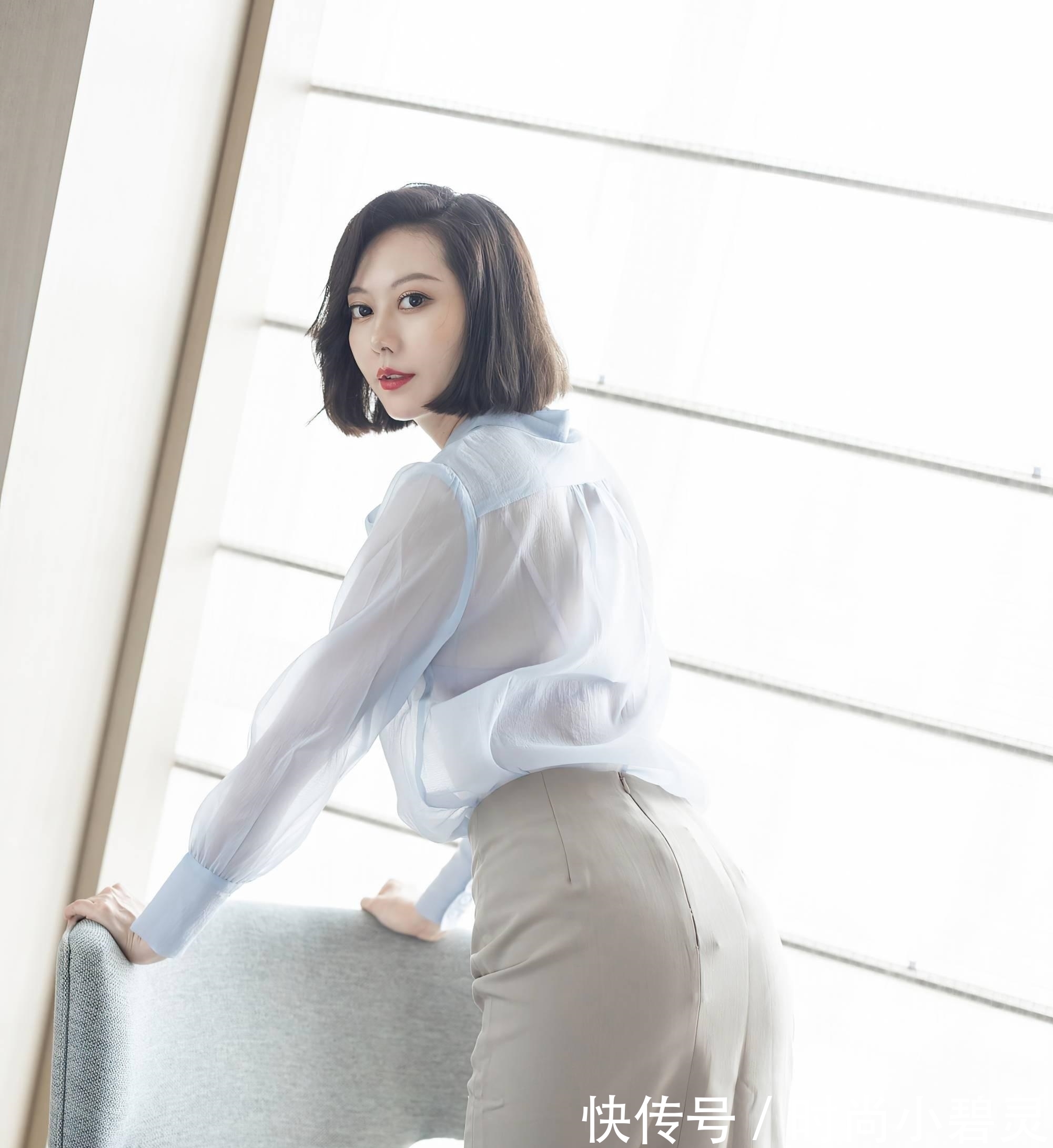 衬衫 略透的淡蓝色衬衫+半身裙搭配同样略透的高跟鞋穿出不一样的美