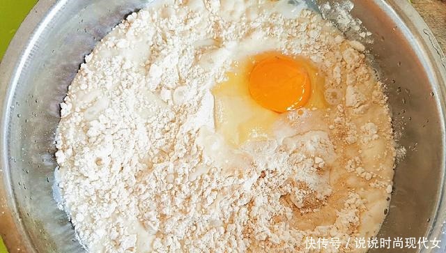 炸油条用酵母不蓬松配方和做法教给你，个个金黄酥脆好看又好吃