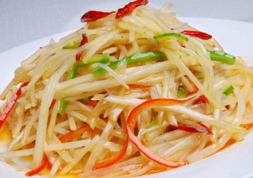 炒土豆丝时,一定不要直接下锅,教你一招,土豆丝更脆更香!