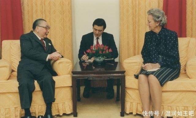 青年|警察殴打菜农,青年阻止时掏出名片,对方急问:你父亲是军委主席?