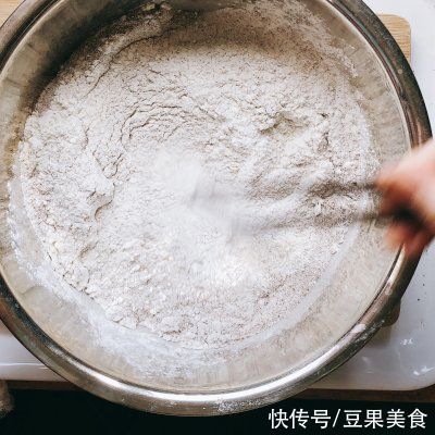 苏打面包|「又快又丑又好吃」黑胡椒车达芝士爱尔兰苏打面包