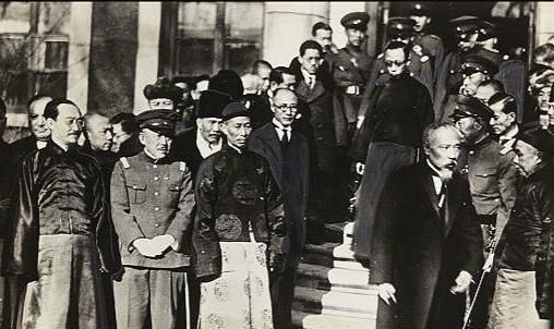 丈夫死前留下一藏宝箱,她用20年时间争得30亿,晚年捐24亿给国家