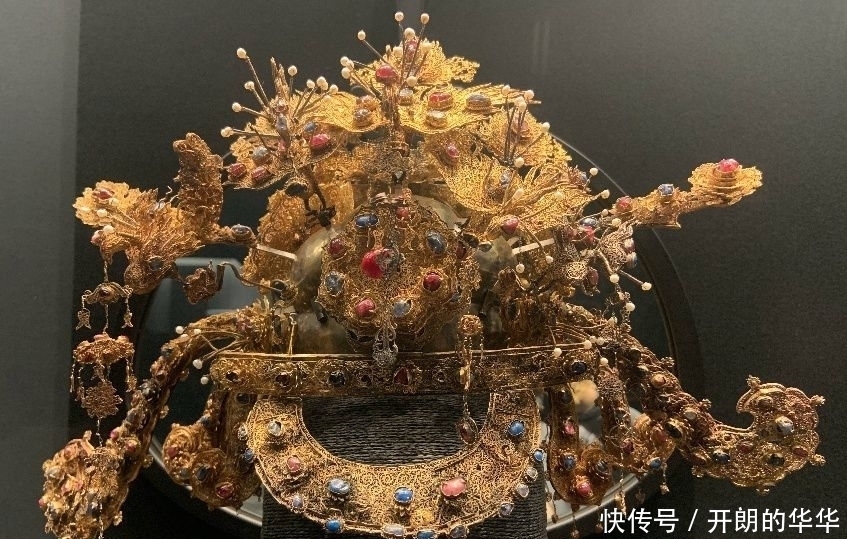 都说凤冠美，到底是古代的凤冠实物美，还是古装剧里的更美