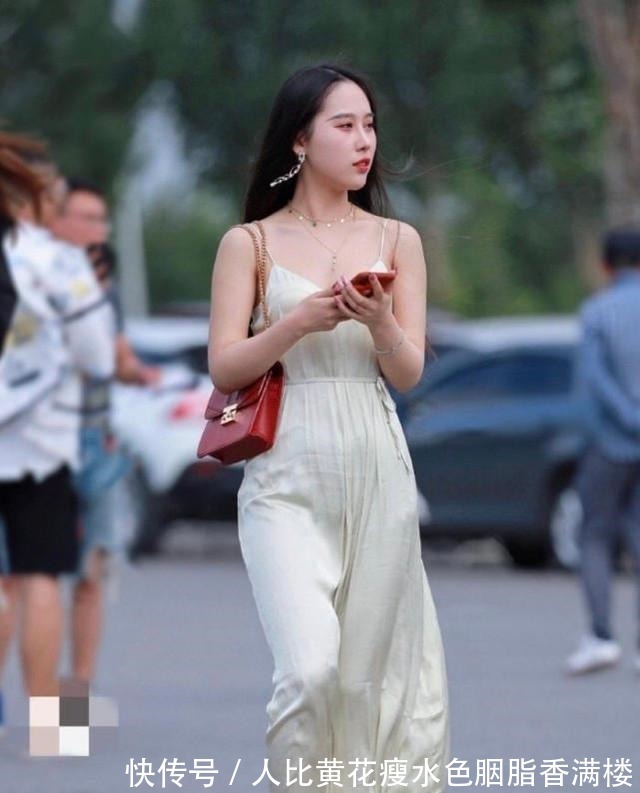 浅色|浅色宽松长裙搭配时尚凉拖,清纯灵动,飘逸美丽