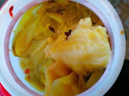 腌酸菜时,别傻傻只会放盐,多加这一步,酸菜脆爽,放1年都不坏