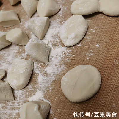 5分钟就能做好的猪肉白萝卜小笼包，简单又好吃