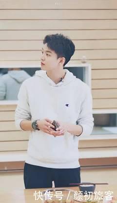 18岁公布恋情,22岁结婚婚戒不离手,简直就是漫画走出的男主