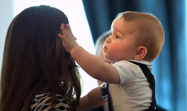 小动作|7、8个月的孩子会爬就行?宝宝手上有这3个小动作,才是真聪明