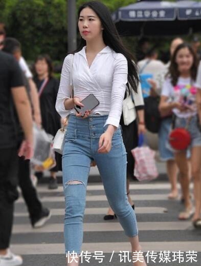 牛仔裤突出了女性年轻优雅的魅力，完美地展现出凹凸曲线