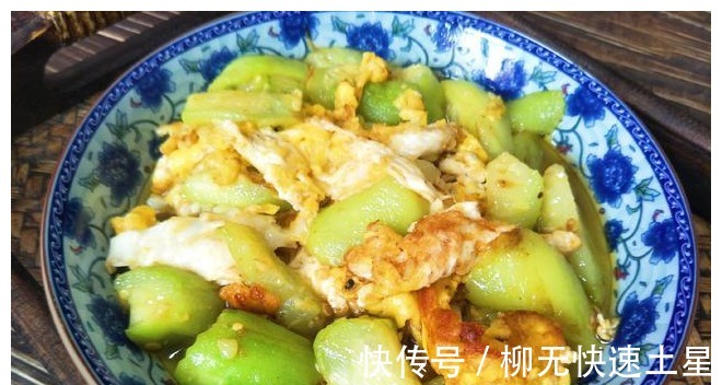 做法|立秋后要多吃丝瓜,教你简单做法,丝瓜翠绿不变黑,营养又入味!