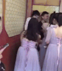 |搞笑GIF：妹子，我就想看看你怎么出来！