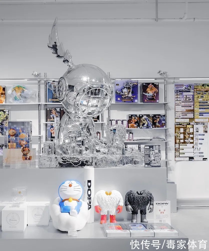 落地窗前 家人们,我奔现了!得物新店下一站,是你的城市吗?