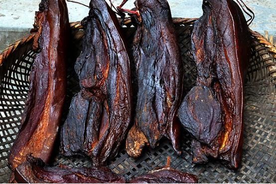 腌腊肉时，只放盐是错的，牢记3放1不放，金黄又好吃，久放不发霉