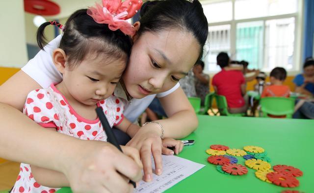 幼儿园老师|幼儿园学费三四千，幼师工资却只有2000，钱去哪了？