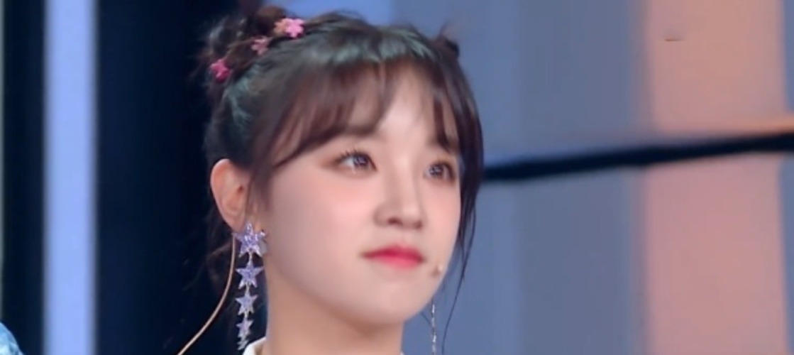 宋雨琦遇到对手,和吴昕穿同款背带裤,腰线对比暴露爱豆真实腿长