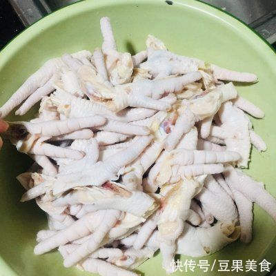 这道家喻户晓的泡凤爪是怎么做的呢？