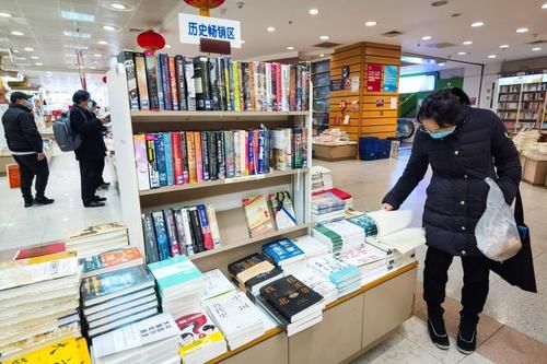 中年|这个春节假期，有些青年在上海书城席地而坐，在书香中度过……