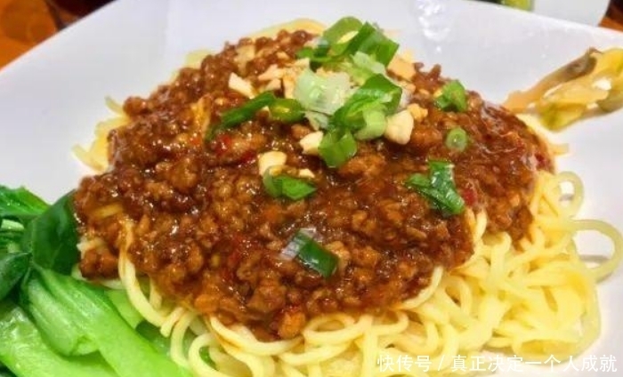 分享一款好吃的凉拌面,搭配两种美味酱料,鲜香解馋,家人都爱吃