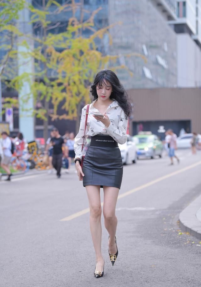 空气有点青草香\",\"i10\":\"今日头像 穿着迷人包臀裙的姑娘,走在街上很抢镜,美女笑的很甜美但也性感