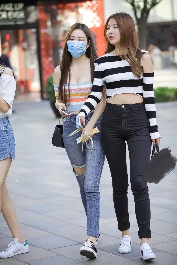 街拍时尚:显瘦又拉风,女生穿上条纹紧身针织衫永远不会过时