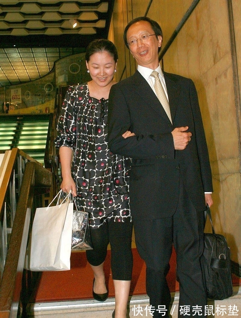 深色系 伏明霞真不像阔太太,站在老公身边穿得挺朴素,深色穿搭真低调