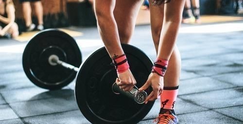 重量|健身新手：怎么解决卧推手臂酸，胸部不酸却不酸的情况？